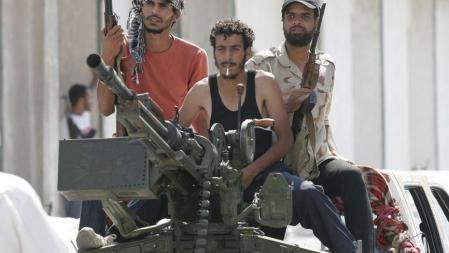 Rebeldes libios se dirigen hacia el complejo presidencial de Gadafi