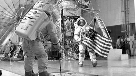 Pruebas para 'plantar' la bandera americana una vez el hombre hubiera pisado la Luna