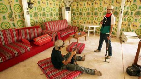 Imagen de la jaima donde el coronel Muanmar el Gadafi recibía a los dirigentes internacionales en Trípoli y que desde ayer está tomada por los rebeldes