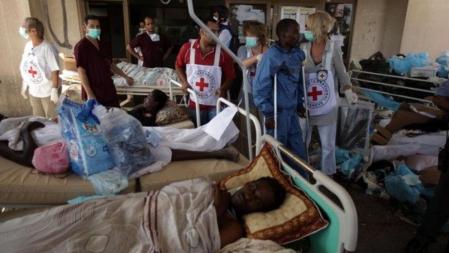 Un equipo del Comité Internacional de la Cruz Roja evacua a los heridos del hospital del barrio de Abu Salim, en Trípoli