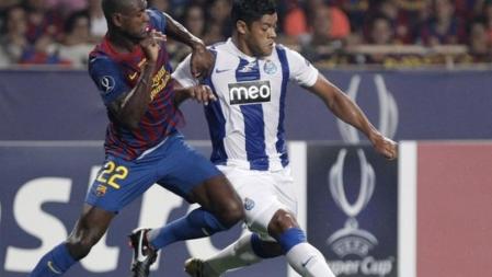 Hulk busca el disparo a puerta ante la oposición de Abidal