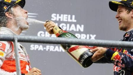 Sebastian Vettel celebra en el podio su victoria en el Gran Premio de Bélgica de Fórmula Uno en el circuito de Spa-Francorchamps con Jenson Button, que fue tercero