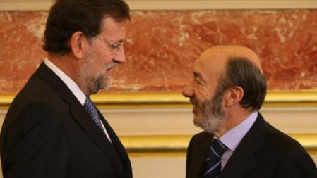 El candidato del PP, Mariano Rajoy, y el del PSOE, Pérez Rubalcaba, en un acto institucional de homenaje a la Constitución