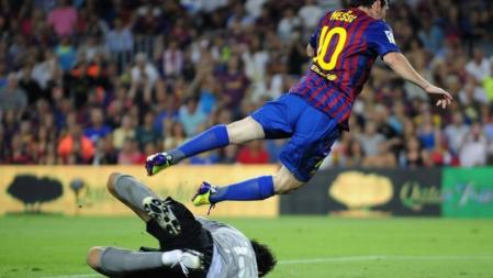 Messi salta por encima del portero del Villarreal en un lance del encuentro