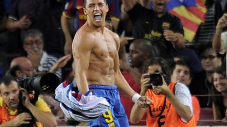 El delantero del Barça Alexis Sánchez celebra su gol anotado ante el Villarreal en el partido correspondiente a la segunda jornada de la Liga en el Camp Nou