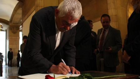 Pasqual Maragall ha visitado el féretro del expresident del Parlament, Heribert Barrera