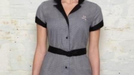 Vestido gris de la colección de Amy Winehouse para Fred Perry