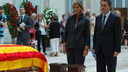 Artur Mas, junto a Núria de Gispert, en la capilla ardiente del que fue presidente del Parlament, Heribert Barrera