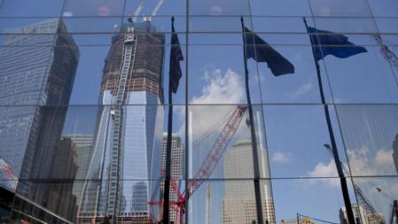 La zona en reconstrucción, con el reflejo del edificio que inicialmente se llamó 'torre de la libertad', pero que ha recuperado el de 'Torre 1'