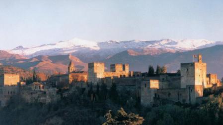 Panorámica de la Alhambra con Sierra Nevada al fondo