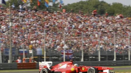 Fernando Alonso con su Ferrari en el GP de Italia en Monza