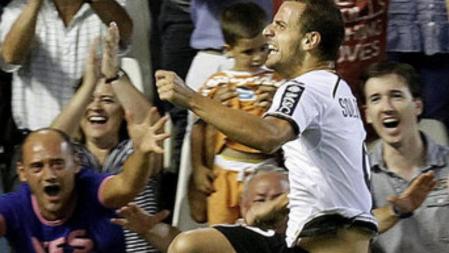 El delantero del Valencia CF, Roberto Soldado, celebra su gol, el primero de su equipo, frente al Atlético de Madrid