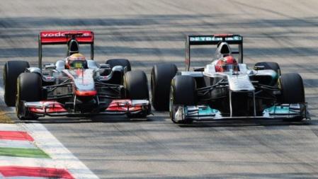 Lewis Hamilton y Michael Schumacher mantuvieron un bonito duelo durante varias vueltas, hasta que finalmente el alemán fue adelantado por el inglés