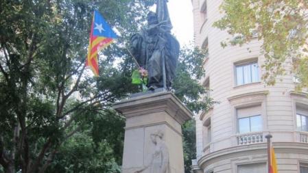Los Mossos d'Esquadra han blindado el monumento a Rafael Casanova para la ofrenda floral con motivo de la Diada de Catalunya