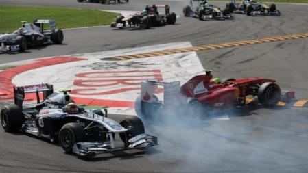 Rubens Barrichello pasa por el lado de Felipe Massa después de la colisión de éste con el Red Bull de Mark Webber