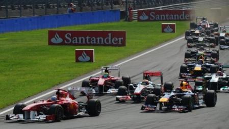 Fernando Alonso, que salía cuarto, realizó una salida espectacular poniéndose primero en la primera curva