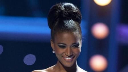 La representante de Angola, Leila Lopes, se presenta durante el desfile en traje de gala de coronación de Miss Universo 2011