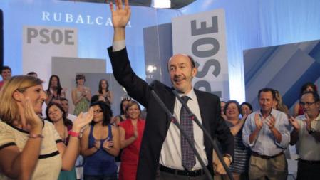 El candidato del PSOE a la Presidencia del Gobierno, Alfredo Pérez Rubalcaba, saluda a los asistentes al acto público que los socialistas celebraron en la localidad gaditana de Sanlúcar de Barrameda