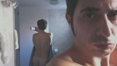 Berto Romero publica unas fotos en Twitter en el que posa a lo Scarlett enseñando sus encantos