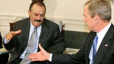 El presidente yemení, Saleh, conversa con el estadounidense, George W. Bush.