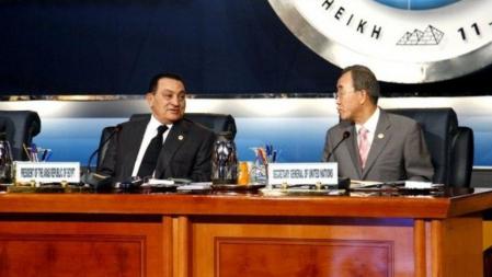 El ex presidente egipcio, Hosni Mubarak, junto al secretario general de la ONU, Ban Ki-Mun.