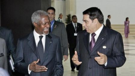 El depuesto mandatario tunecino Ben Ali charla con el que fuera secretario general de la ONU, Koffi Annan.