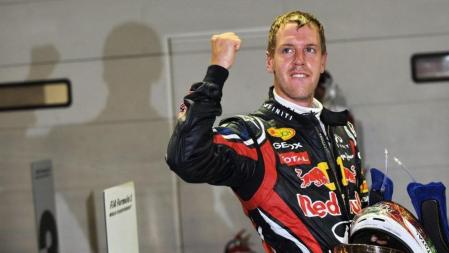 Sebatian Vettel celebra su victoria en el GP de Singapur levantando el puño