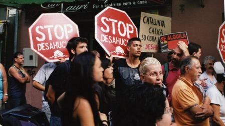 Manifestantes pidiendo el cese de los deshaucios