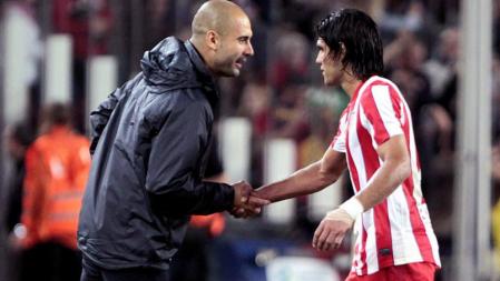 El entrenador del FC Barcelona, Pep Guardiola (i), saluda al delantero colombiano del Atlético de Madrid, Radamel Falcao, tras el partido correspondiente a la sexta jornada de la Liga en Primera División que se disputa en el estadio Camp Nou, en Barcelona