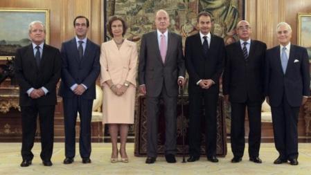 El rey Juan Carlos y la reina Sofía, posan junto al presidente del Gobierno, José Luis Rodríguez Zapatero (3d), los presidentes del Congreso, José Bono (2i), y del Senado, Javier Rojo (2d), el presidente del Tribunal Constitucional, Pascual Sala (i), y el presidente del Tribunal Supremo y el Consejo General del Poder Judicial (CGPJ), Carlos Dívar (d), tras firmar la reforma de la Constitución que limita el déficit público