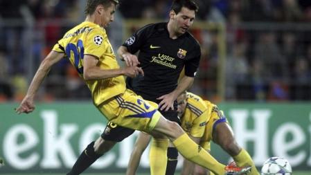 El delantero argentino del FC Barcelona, Lionel Messi (c), lucha por el balón con Edgar Olekhnovich (i) del FC BATE Borisov durante su partido de la fase de grupos de la Liga de Campeones jugado hoy miércoles 28 de septiembre de 2011 en el estadio Dinamo de Minsk, Bielorrusia
