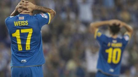 El centrocampista eslovaco del RCD Espanyol, Vladimir Weiss (i), se lamenta de una ocasión fallada frente al Real Madrid durante el partido correspondiente a la séptima jornada de la Liga en Primera División disputado en el estadio Cornellà-El Prat (Barcelona)