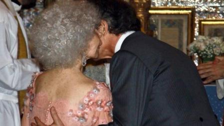 La duquesa de Alba y Alfonso Díez conversan en un momento de su enlace