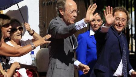 Victorio & Lucchino saludan a su llegada al palacio de Dueñas para asistir a la boda de la duquesa de Alba