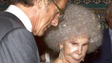 La duquesa de Alba, Cayetana Fitz-James Stuart, y Alfonso Díez Carabantes, en el momento de colocarle el anillo de matrimonio, en una ceremonia celebrada en la capilla del Palacio de las Dueñas