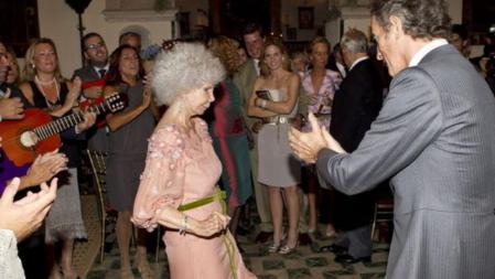La duquesa de Alba se arrancó a bailar ante los periodistas y curisos congregados a las puertas del palacio de dueñas el día de su boda