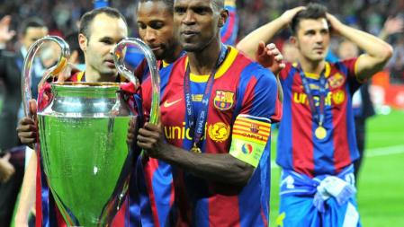 Eric Abidal posa con la copa de Champions League