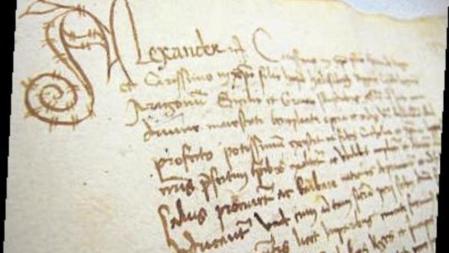 La letra capitular de Alejandro VI encabeza el texto, en el que el Papa tiene palabras de elogio para los Reyes Católicos por su tarea de recuperación del reino de Granada de los musulmanes