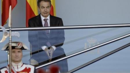 El presidente del Gobierno, José Luis Rodríguez Zapatero, durante el desfile militar de la Fiesta Nacional, hoy en Madrid.