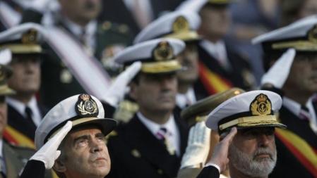 Oficiales de la Armada saludan antes del desfile que se celebra hoy en Madrid con motivo del Día de la Fiesta Nacional,