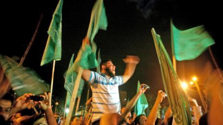 Los palestinos de Hamás celebran en la Franja de Gaza tras el anuncio del intercambio de prisioneros palestinos en cárceles israelíes