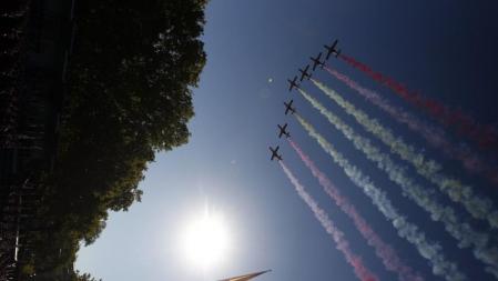 Un escuadrón de aviones sobrevuela el cielo de Madrid durante el desfile que se ha celebrado en Madrid con motivo del Día de la Fiesta Nacional