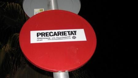 Una señal de prohibición de paso con la pegatina del 15M que llama a la manifestación del sábado