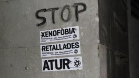 Pegatinas y pintada de STOP llamando a la manifestación 'indignada' del 15 de Octubre