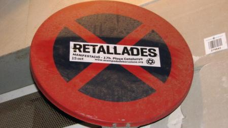 Una de las señales 'tuneadas' por miembros de las asambleas del 15M, en Barcelona