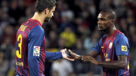 Piqué, lesionado, dejó su puesto a Abidal en el minuto ocho de partido