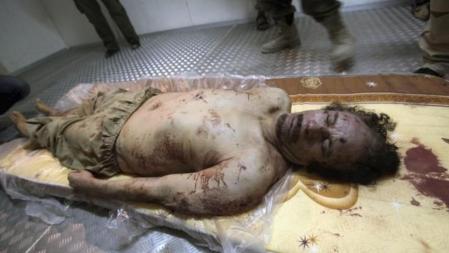 El cadáver del ex líder libio Muamar al Gadafi permanece en una cámara frigorífica en Misrata.