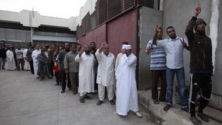 Colas en Misrata para ver el cadáver de Gadafi, que se encuentra en una cámara frigorífica.