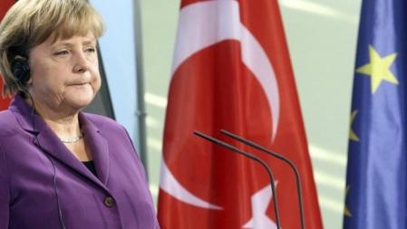 Angela Merkel antes de la reunión con Papandreu en Cannes.