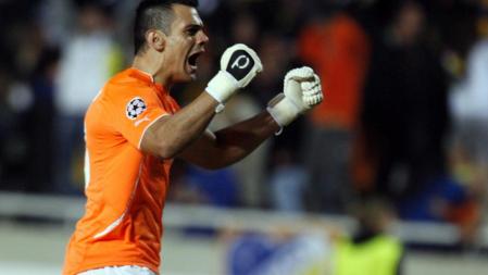 Urko Pardo celebra la victoria de su equipo, el Apoel, ante el Porto